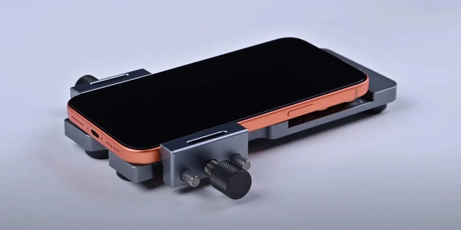 iphone 17 pro max colocado en una base de reparacion